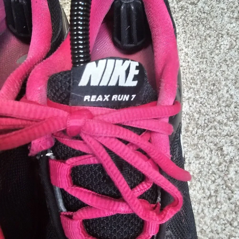 Nike Reax Run 7 Women's Size 9 Black & Magenta‎ Lace Up Running Shoes 525755-002